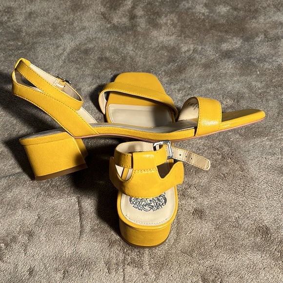 NEW Vince Camuto mustard yellow sandals, size 9 Wide. Never worn. - Picture 6 of 8